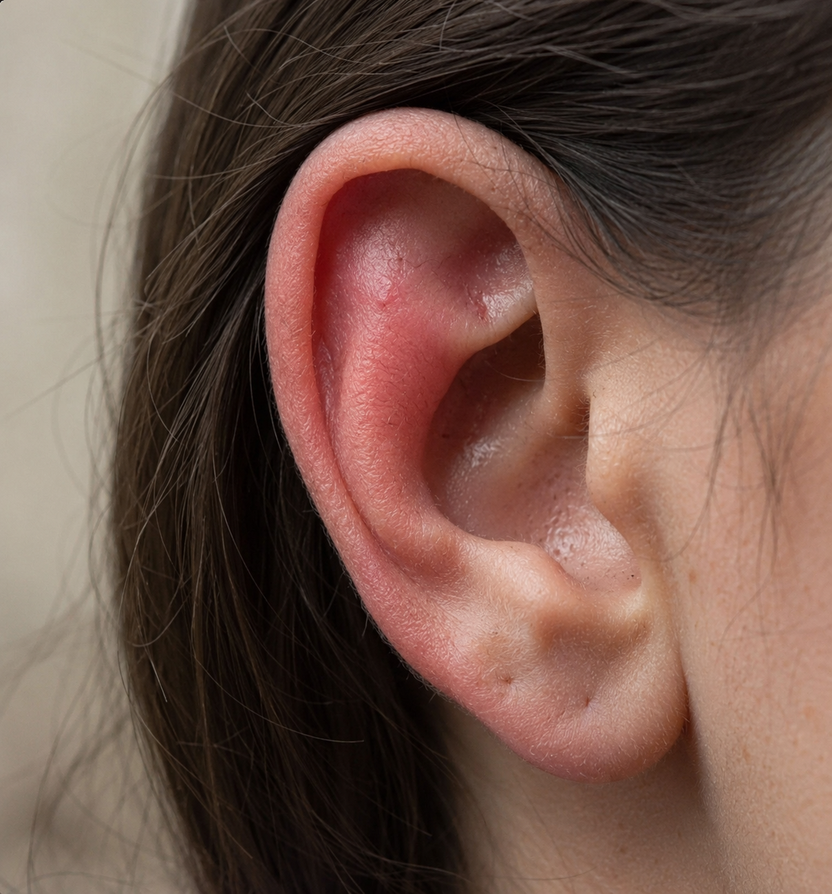 Oreja con auricular que presiona